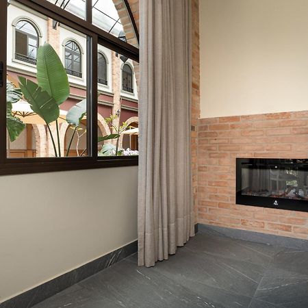 Pousada Luis XV กังโปสดูจอร์เดา ภายนอก รูปภาพ A fireplace in a home