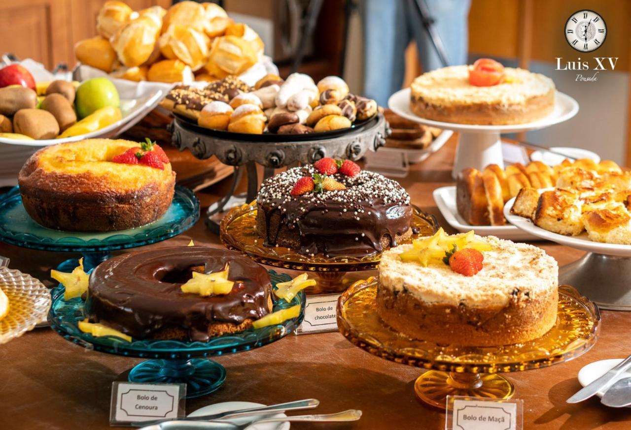 Pousada Luis XV กังโปสดูจอร์เดา ภายนอก รูปภาพ A selection of cakes