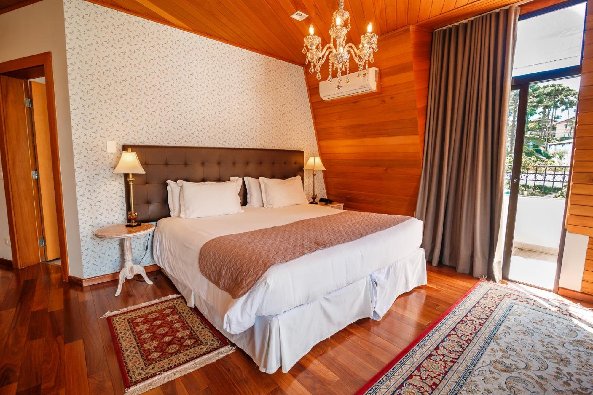 Pousada Luis XV กังโปสดูจอร์เดา ภายนอก รูปภาพ A bedroom at the hotel