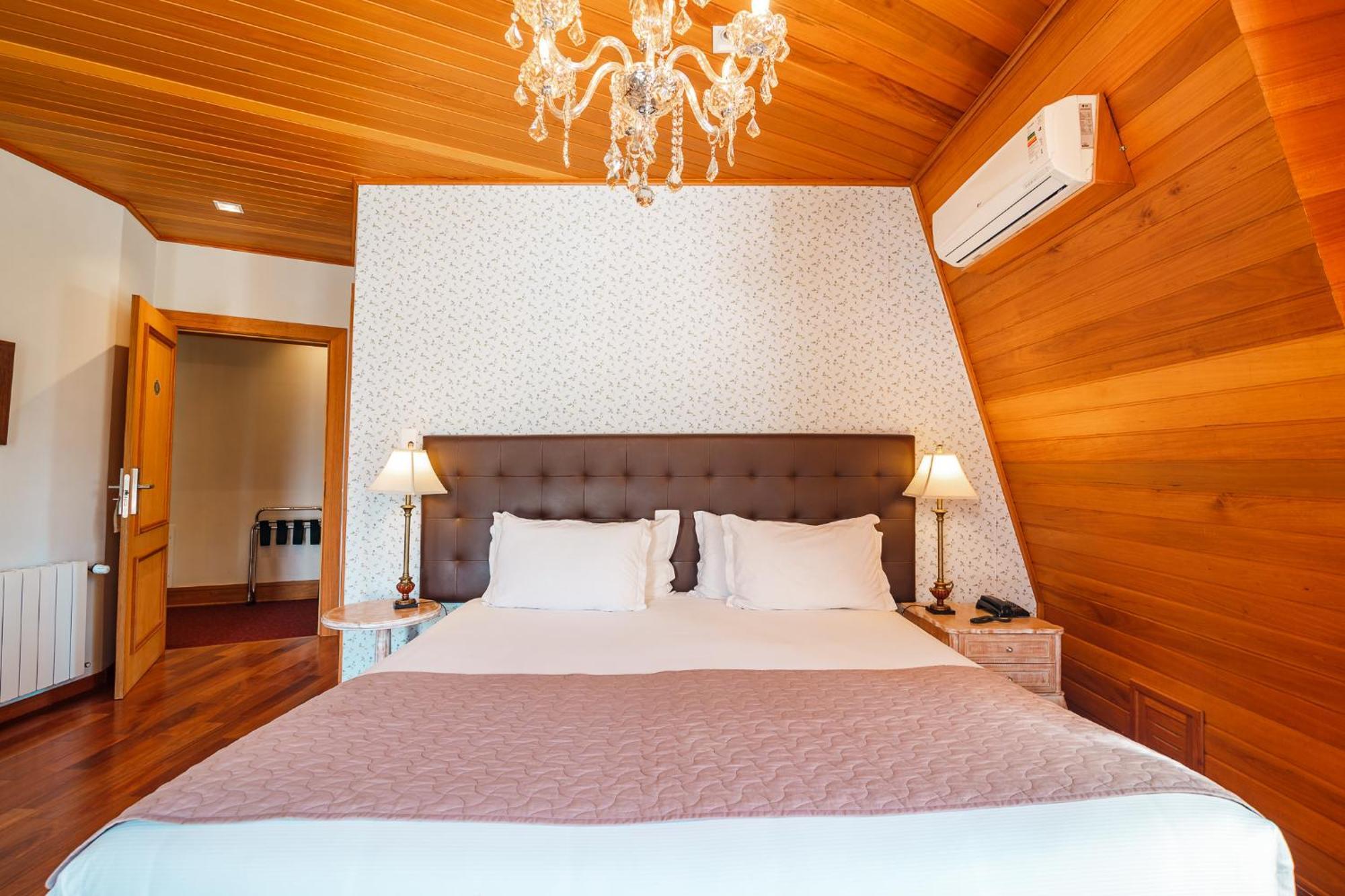 Pousada Luis XV กังโปสดูจอร์เดา ภายนอก รูปภาพ A bedroom at the hotel