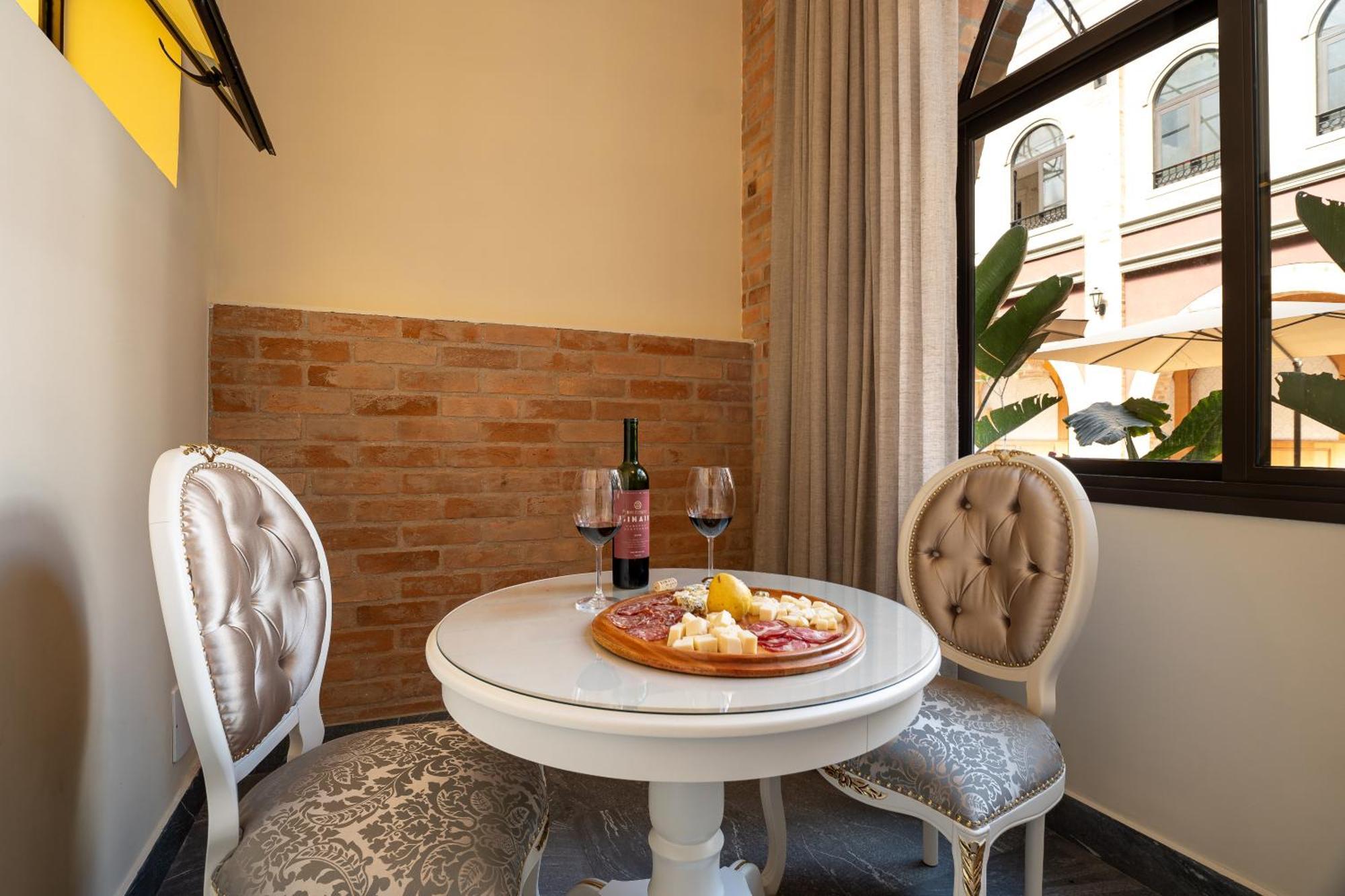 Pousada Luis XV กังโปสดูจอร์เดา ภายนอก รูปภาพ A typical tapas bar in Madrid