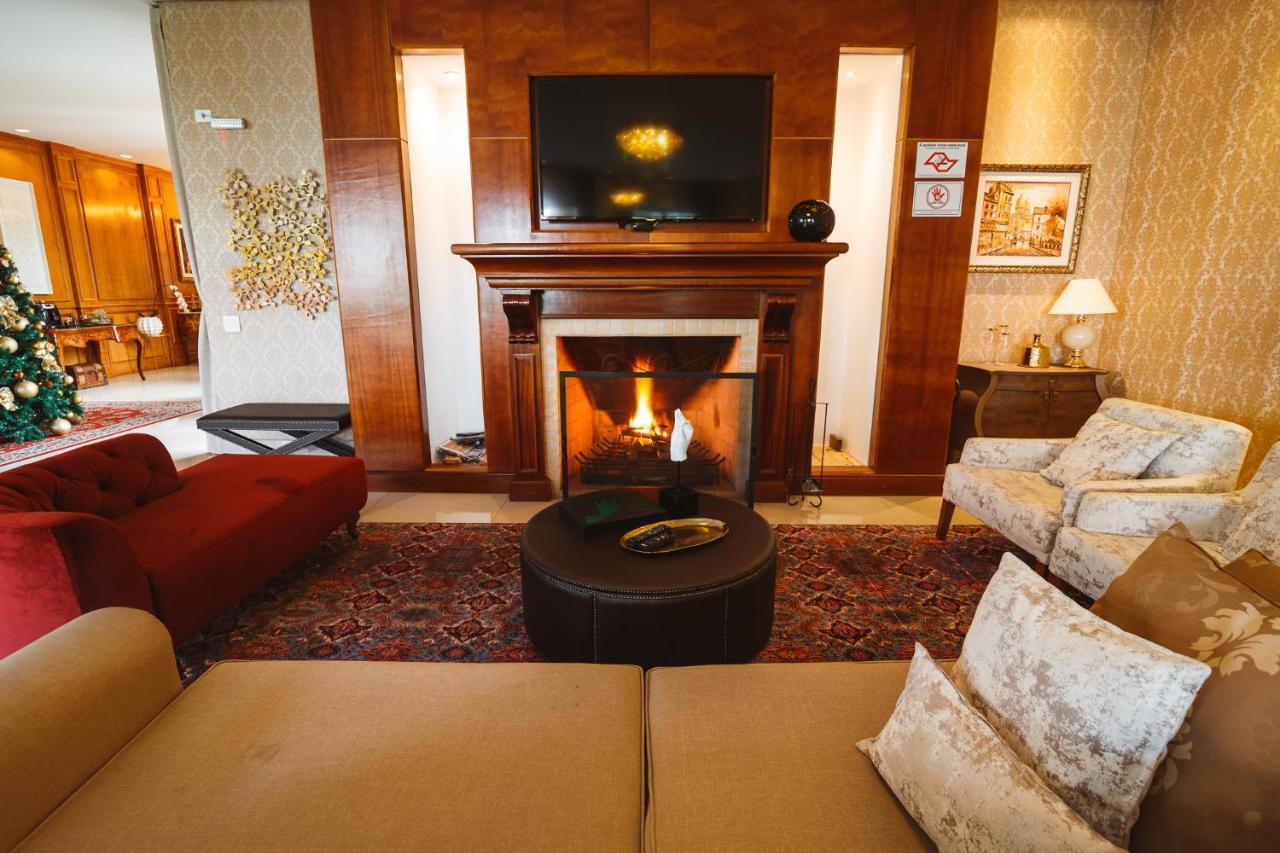 Pousada Luis XV กังโปสดูจอร์เดา ภายนอก รูปภาพ A living room with a fireplace