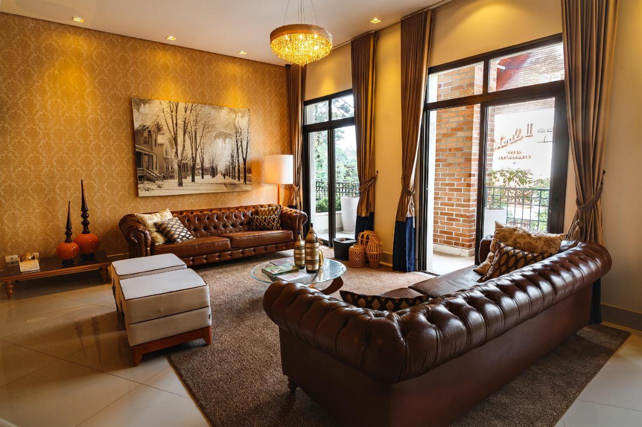 Pousada Luis XV กังโปสดูจอร์เดา ภายนอก รูปภาพ A living room in a house