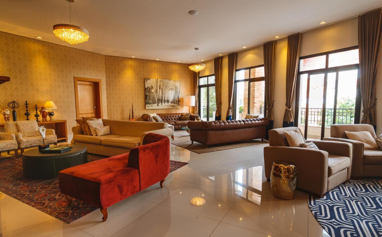 Pousada Luis XV กังโปสดูจอร์เดา ภายนอก รูปภาพ The interior of the hotel