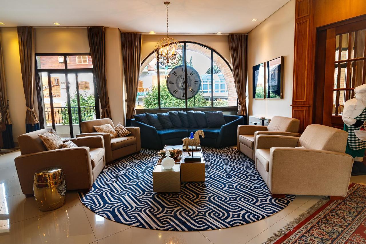Pousada Luis XV กังโปสดูจอร์เดา ภายนอก รูปภาพ The lobby of the hotel