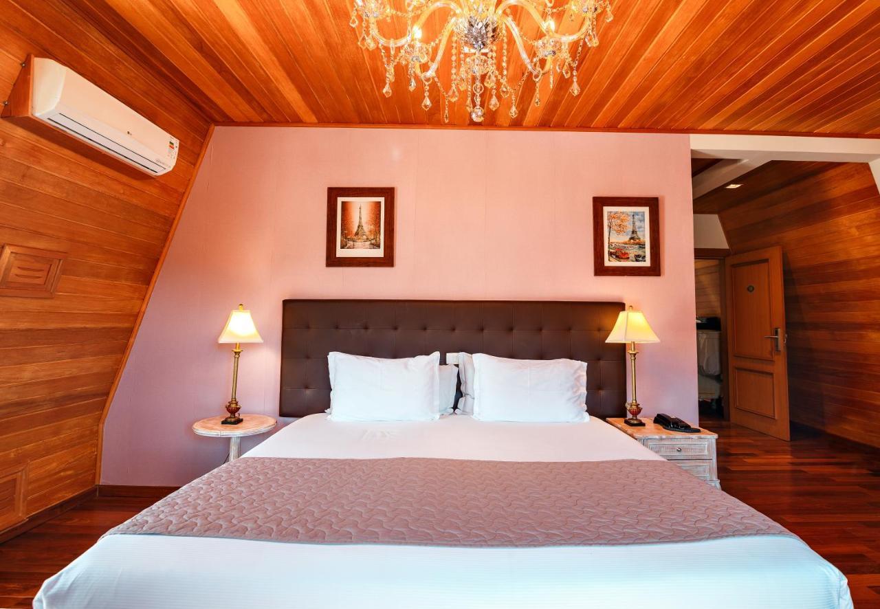Pousada Luis XV กังโปสดูจอร์เดา ภายนอก รูปภาพ A bedroom at the hotel